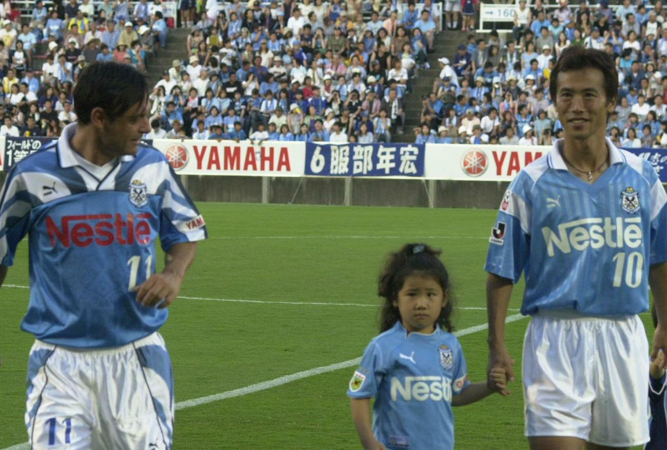 2003年、Jリーグ昇格10周年記念マッチ　ユトレヒト移籍が決まり、愛娘の手をとり、さわやかな笑顔を見せる藤田俊哉（左はスキラッチ氏）