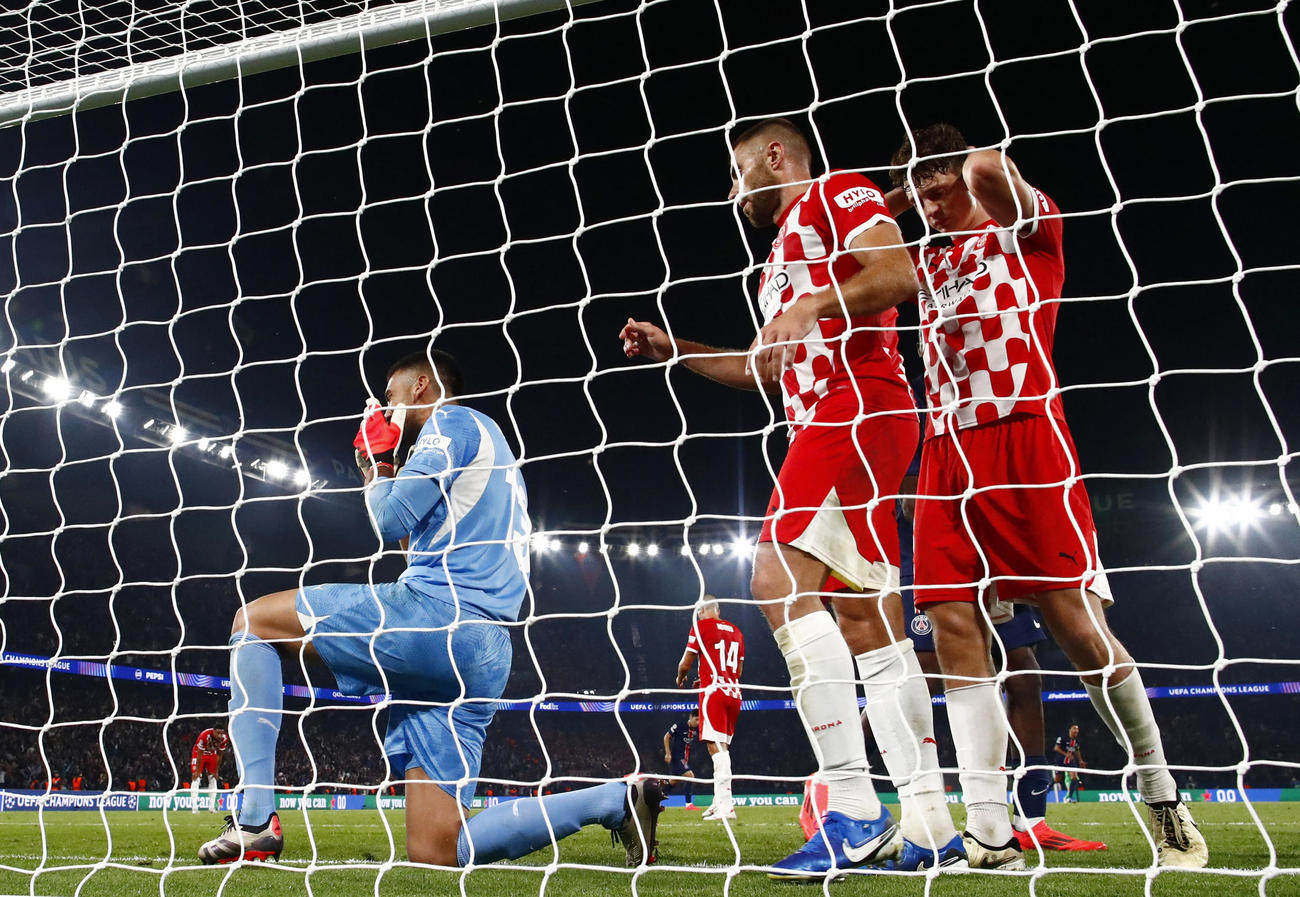 パリSG対ジローナ　決勝点を与えてしまい、落胆するジローナGKガッサニーガ（左、ロイター）