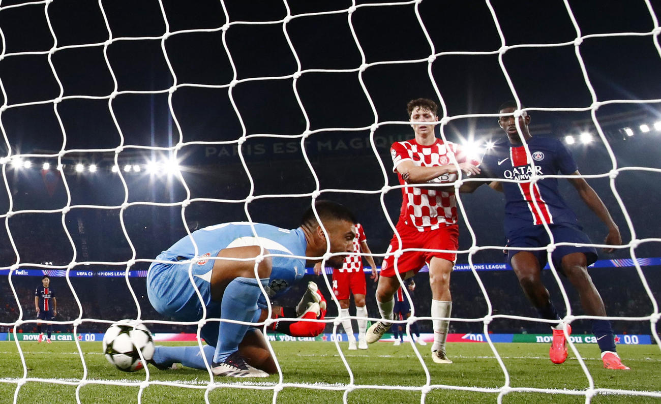 パリSG対ジローナ　自身のオウンゴールで決勝点を与えてしまったジローナGKガッサニーガ（左、ロイター）