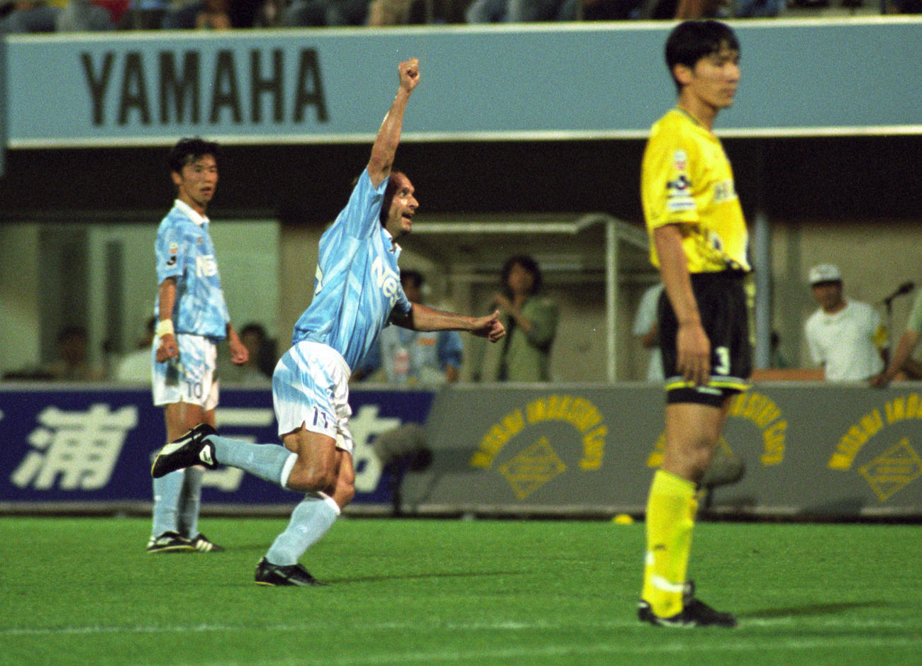 磐田対柏　後半28分、FKを直接決めてハットトリックを達成、喜ぶ磐田FWサルバトーレ・スキラッチ（1995年6月28日撮影）