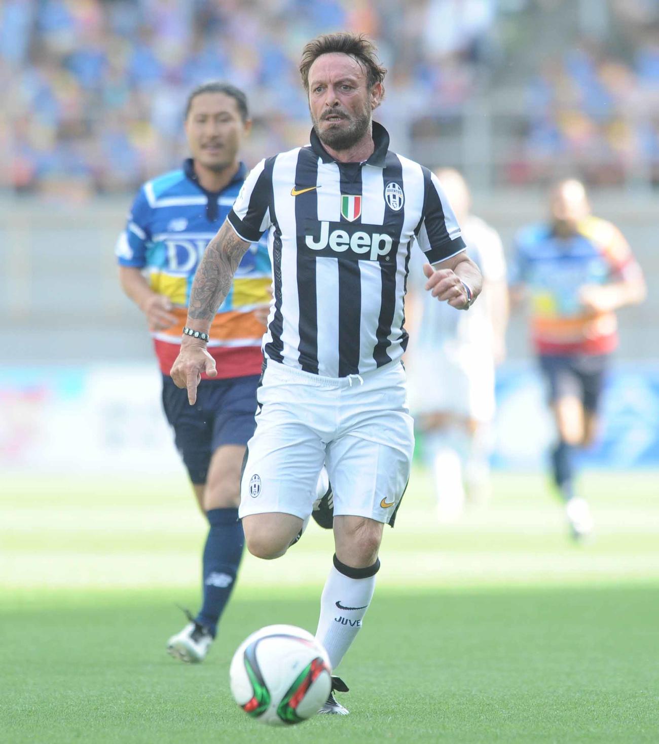 親善試合　九州OB対ユーベOB　ドリブルで攻めるユベントスレジェンズの元イタリア代表FWサルバトーレ・スキラッチ氏（15年5月4日撮影）