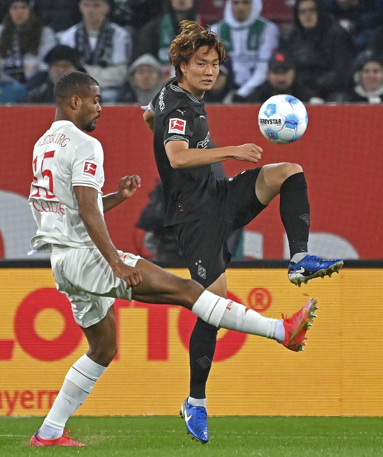 アウクスブルク戦で競り合うボルシアMGの板倉（右）（共同）