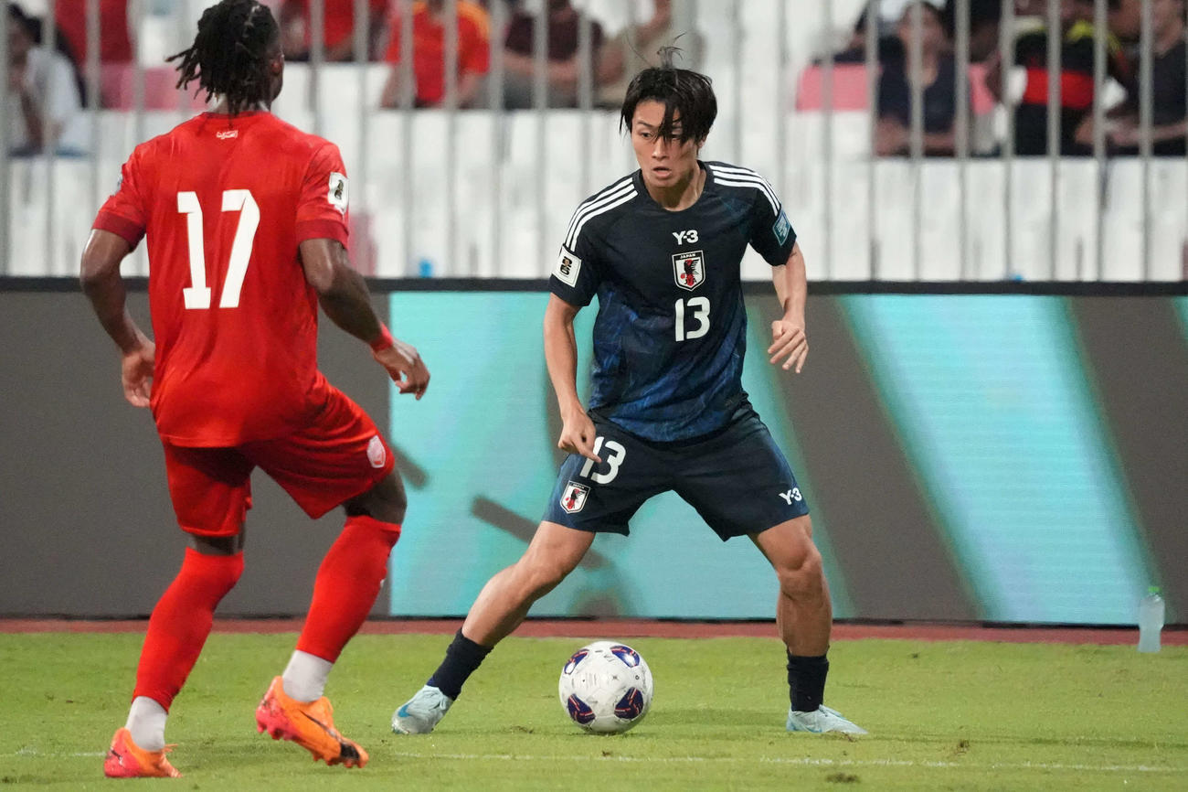 9月10日、W杯予選日本対バーレーン　攻め込む日本代表の中村敬斗（右）（撮影・パオロ　ヌッチ）