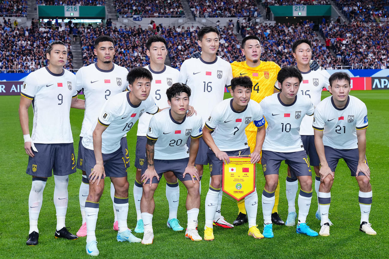 ２４年９月に開かれたサッカーW杯北中米大会アジア最終予選日本対中国戦の際の中国代表イレブン。前列左からリウ・ヤン、シエ・ウェンノン、ウー・レイ、シュー・ハオヤン、リー・ユェンイー、後列左からジャン・ユーニン、ジャン・グアンタイ、ジュー・チェンジエ、ジャン・シェンロン、GKワン・ダーレイ、ヤン・ゼーシャン＝2024年9月5日