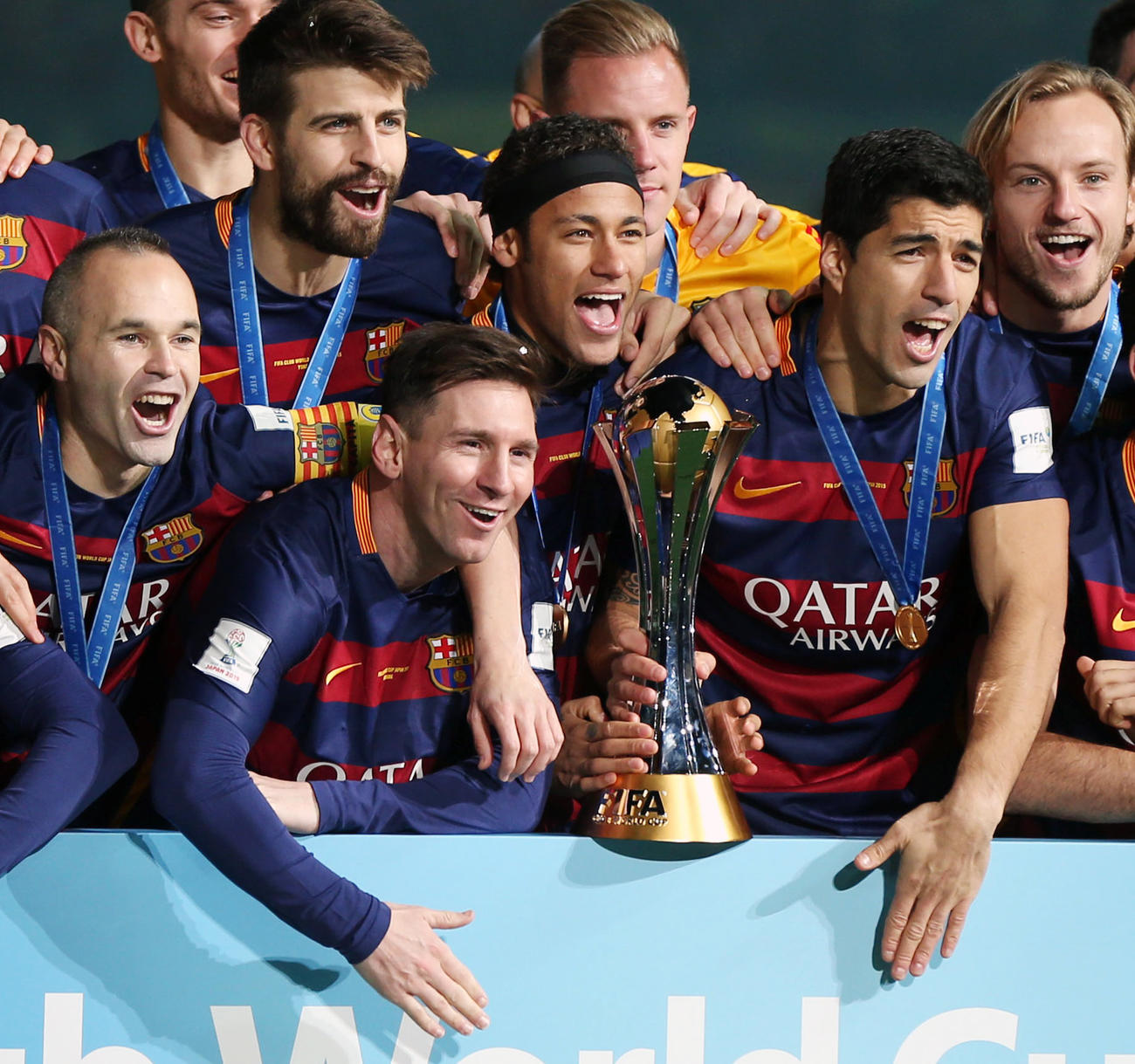 15年12月、クラブW杯決勝　リバープレート対バルセロナ　表彰式で喜びを分かち合う左からイニエスタ、ジェラール・ピケ、メッシ、ネイマール、ルイス・スアレス、イバン・ラキティッチらバルセロナの選手たち