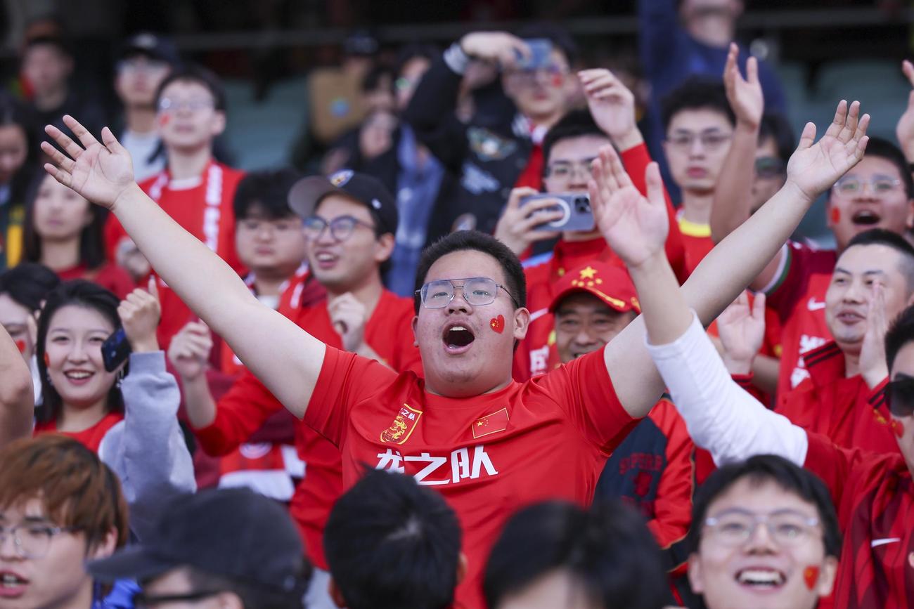 豪州対中国　盛り上がる中国サポーター（AP)