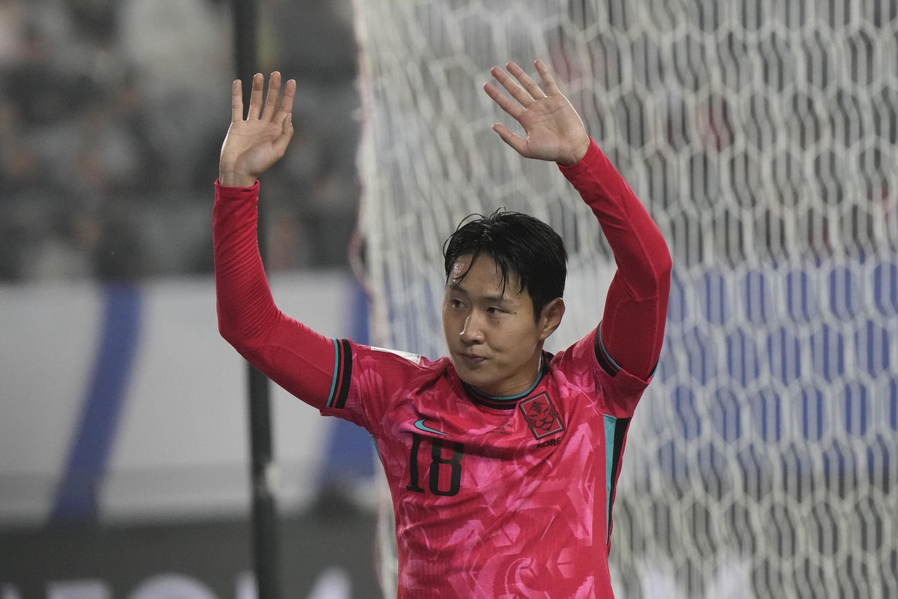 試合後、韓国代表イ・ガンインはサポーターに手を振る（AP）