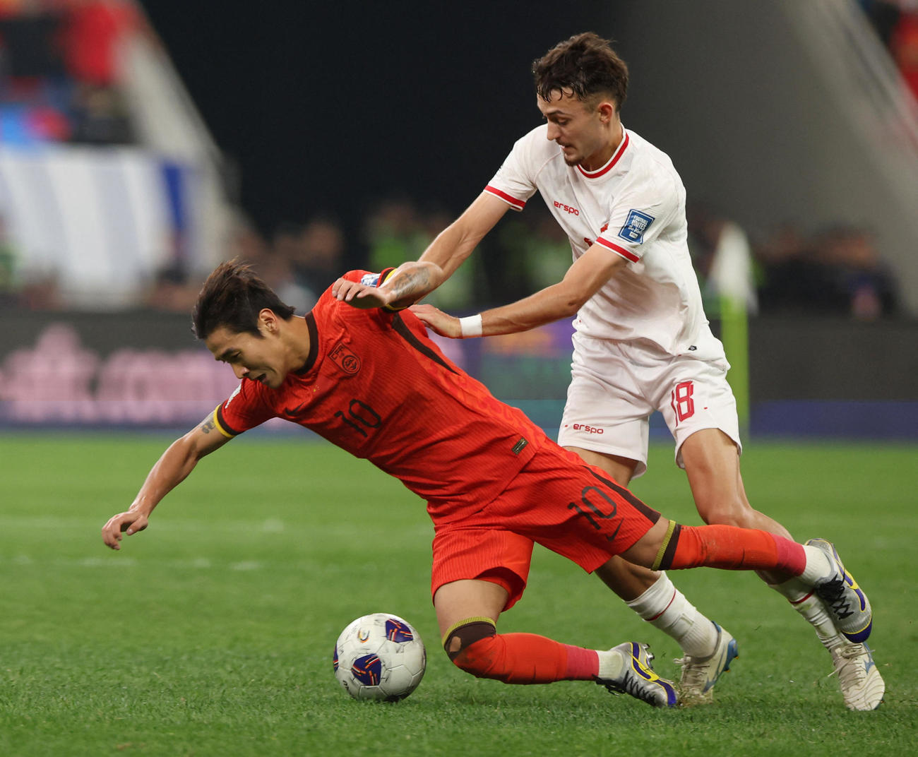 中国代表シーハオ（左）と競り合うインドネシア代表ジェナー（ロイター）