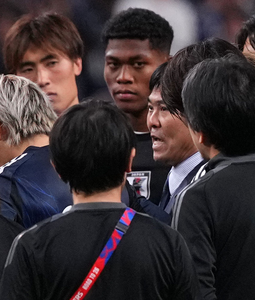 日本対オーストラリア　試合後、選手たちを集め言葉を交わす森保監督（撮影・横山健太）