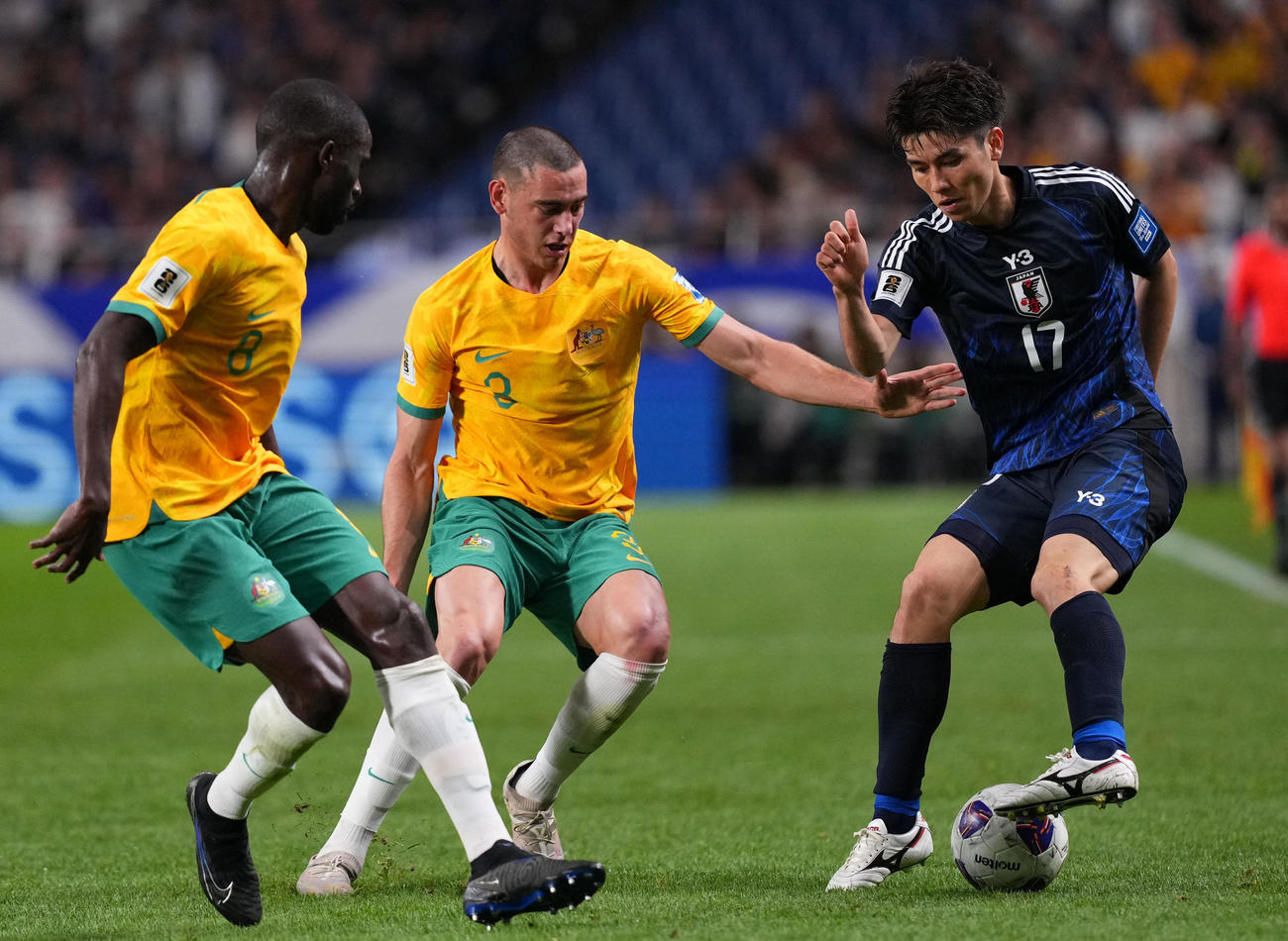 日本対オーストラリア　後半、競り合う田中（撮影・横山健太）