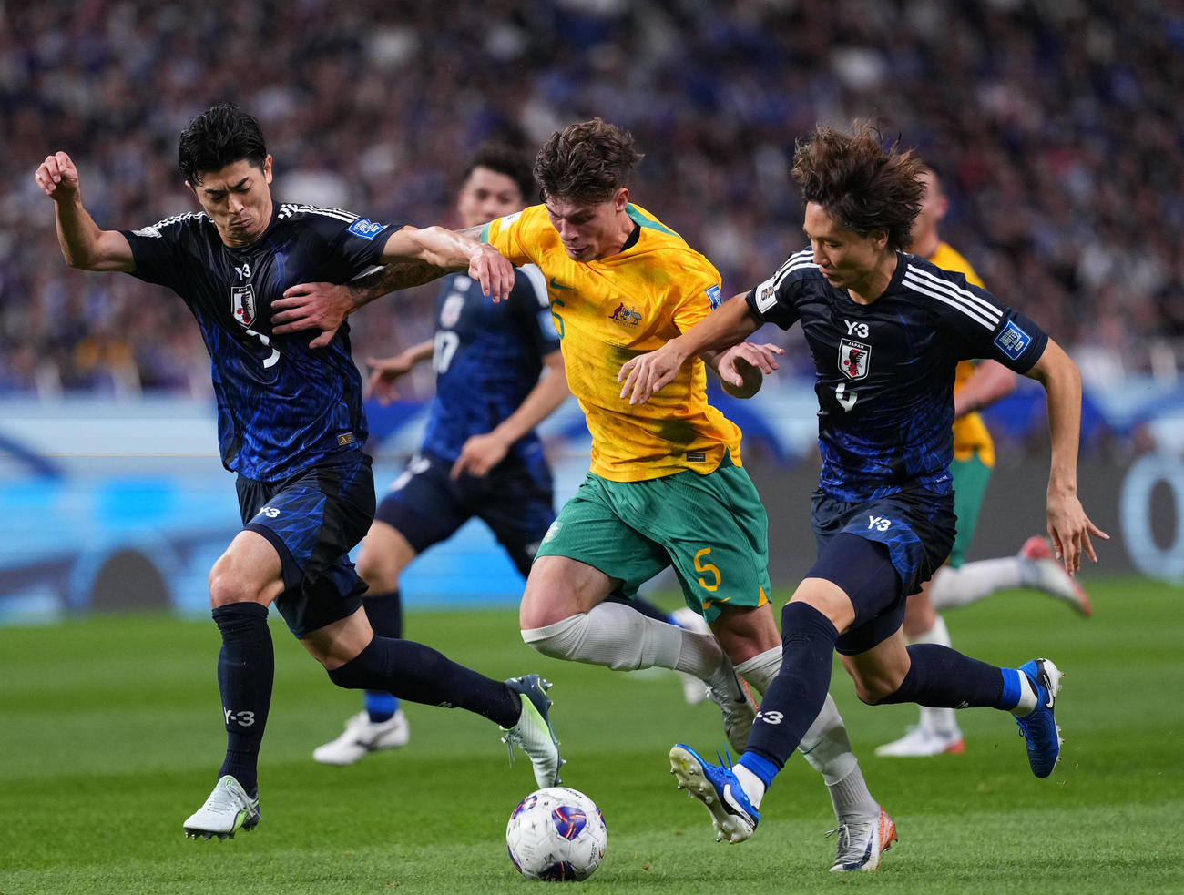 日本対オーストラリア　前半、ボスのドリブル突破を阻む谷口（左）と板倉（右）（撮影・横山健太）