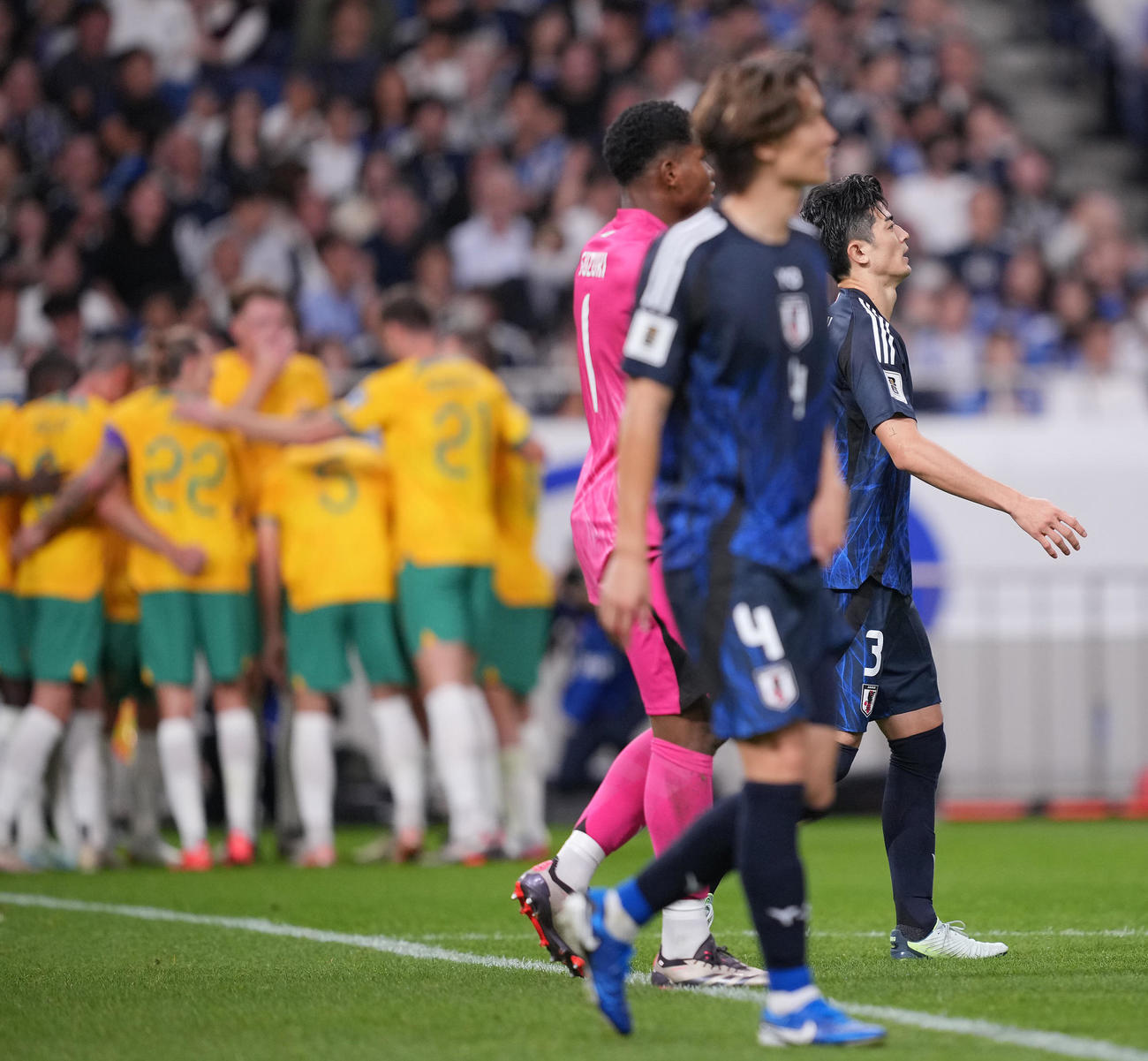 日本対オーストラリア　後半、自らのオウンゴールで先制を許しがっくりする谷口（右）（撮影・垰建太）