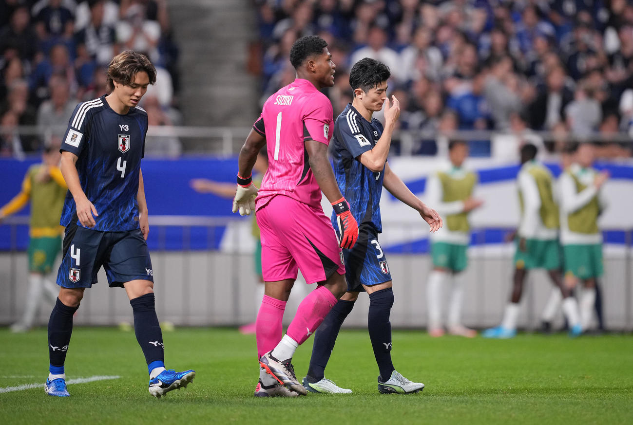 日本対オーストラリア　後半、自らのオウンゴールで先制を許しがっくりする谷口（右）をかばうGK鈴木。左は板倉（撮影・垰建太）