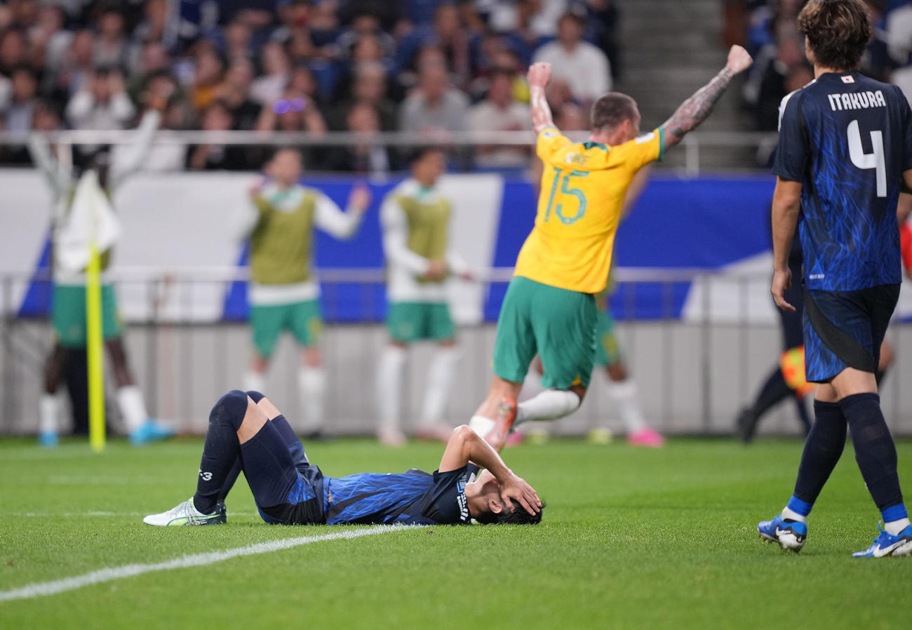 日本対オーストラリア　後半、自らのオウンゴールで先制を許しピッチで仰向けになる谷口（撮影・垰建太）