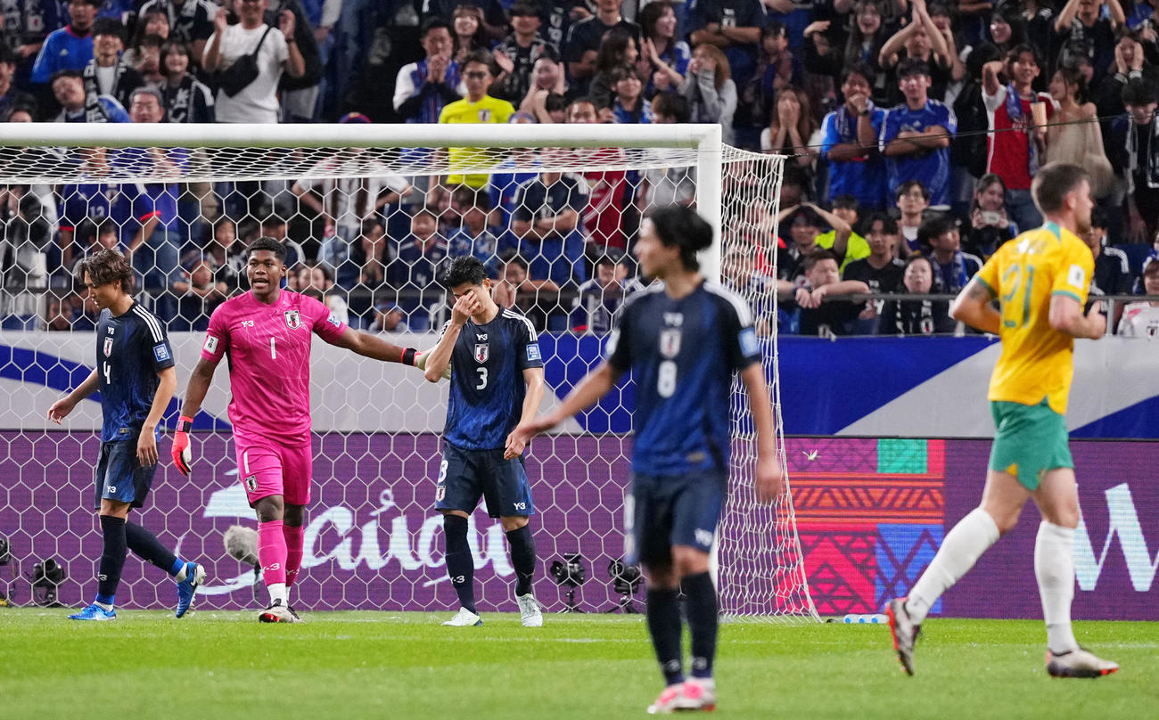 日本対オーストラリア　後半、自らのオウンゴールで先制を許しがっくりする谷口（中央）をかばうGK鈴木（撮影・横山健太）