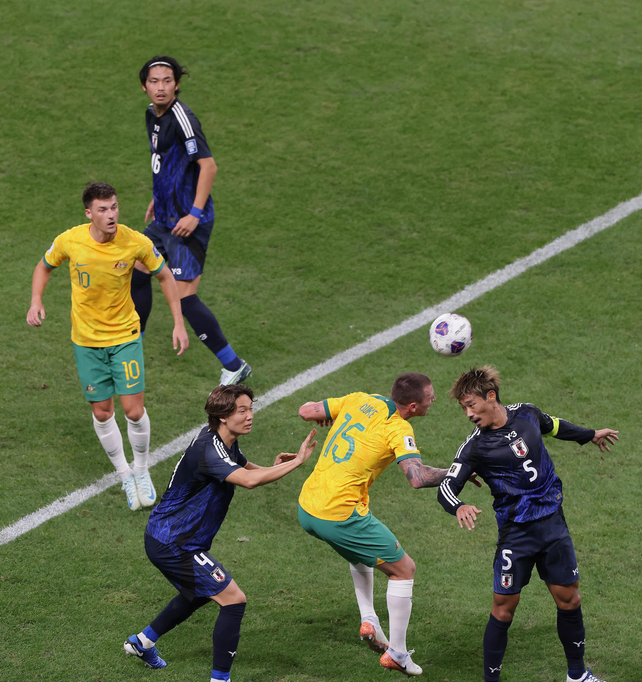日本対オーストラリア　前半、競り合う板倉（手前左）、守田（同右）。後方右は町田（撮影・足立雅史）