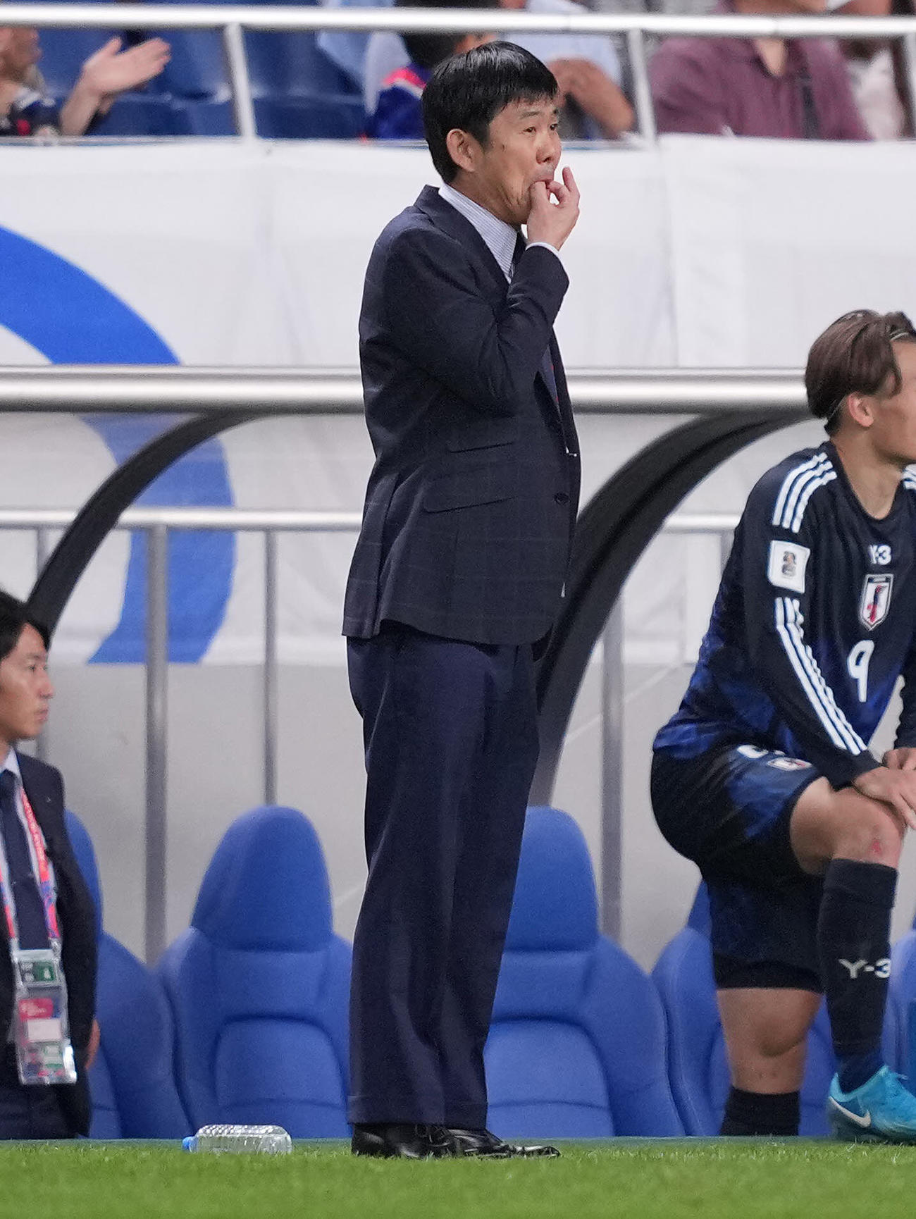 日本対オーストラリア　指笛を吹き選手たちに指示を出す森保監督（撮影・垰建太）