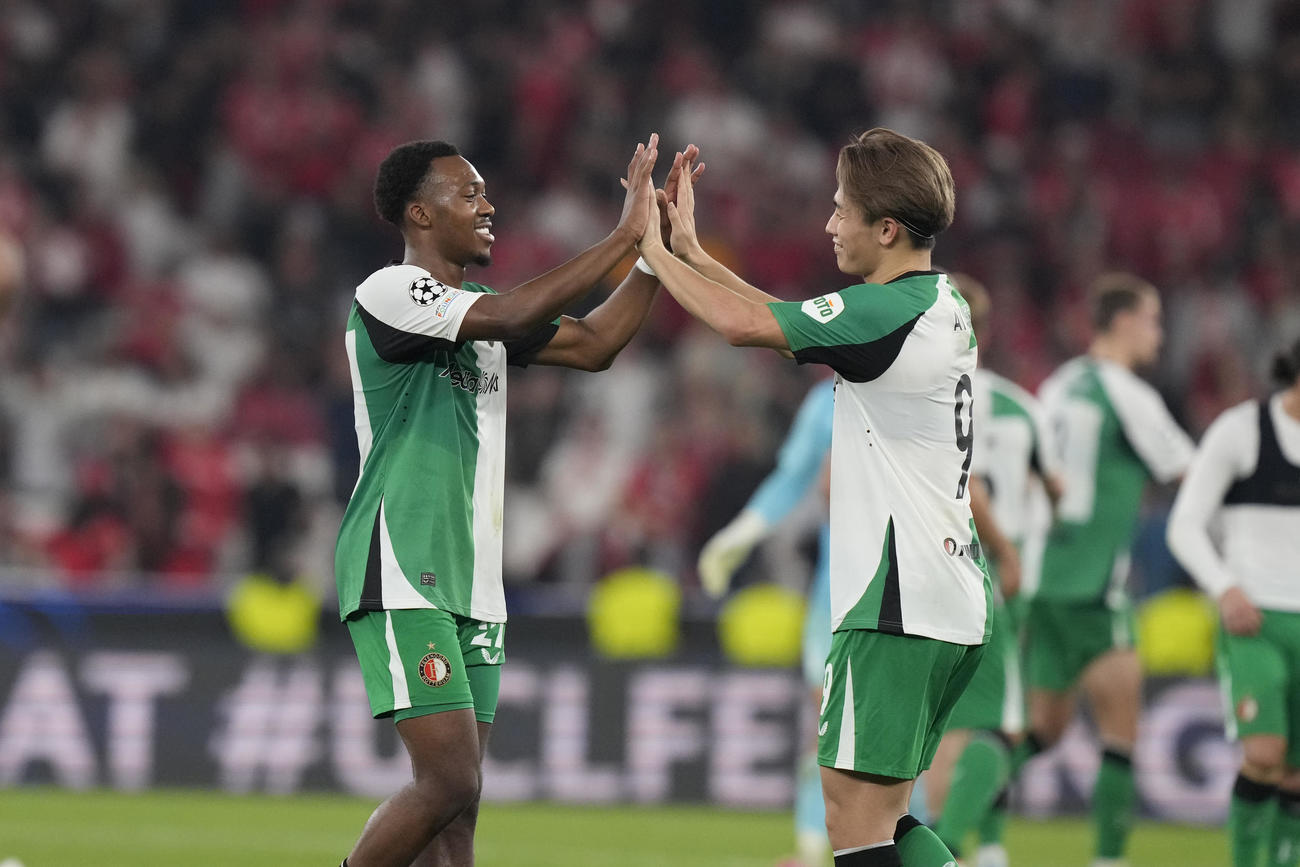フェイエノールト上田は試合が終わると同僚とハイタッチ（AP)