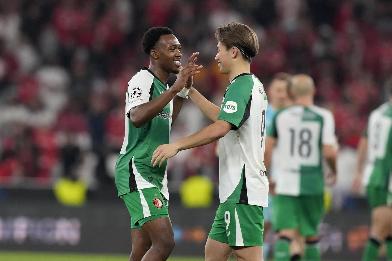 フェイエノールト上田は試合が終わると同僚とハイタッチ（AP)