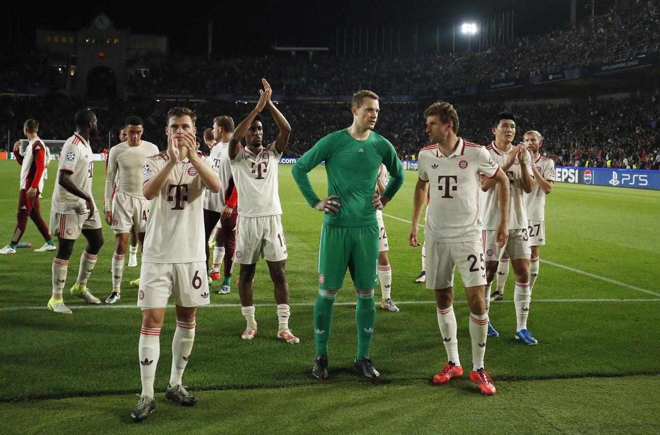 バルセロナ対バイエルン・ミュンヘン　試合に敗れ肩を落とすバイエルン・ミュンヘンの選手たち（ロイター）