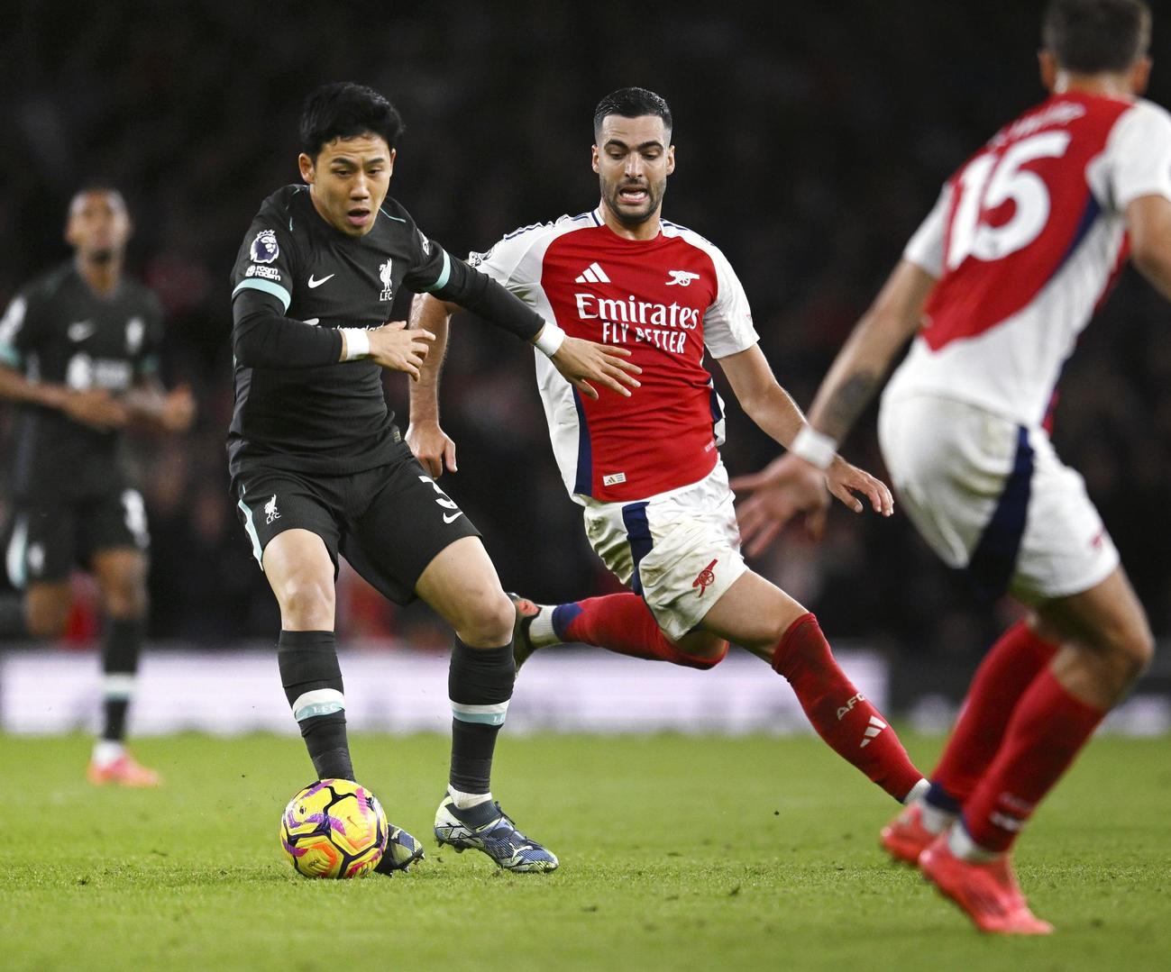 アーセナル戦の後半、競り合うリバプールの遠藤（左）＝ロンドン（共同）