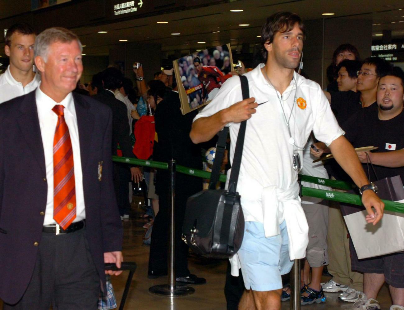 来日したマンチェスター・ユナイテッドのファーガソン監督（左）とファンニステルローイ（2005年7月27日撮影）