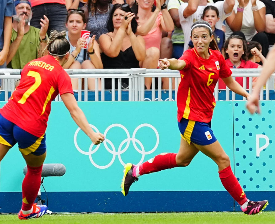 パリ五輪の日本対スペイン　前半、ゴールを決め、チームメートと喜び合うボンマティ（左から2人目）（2024年7月25日）