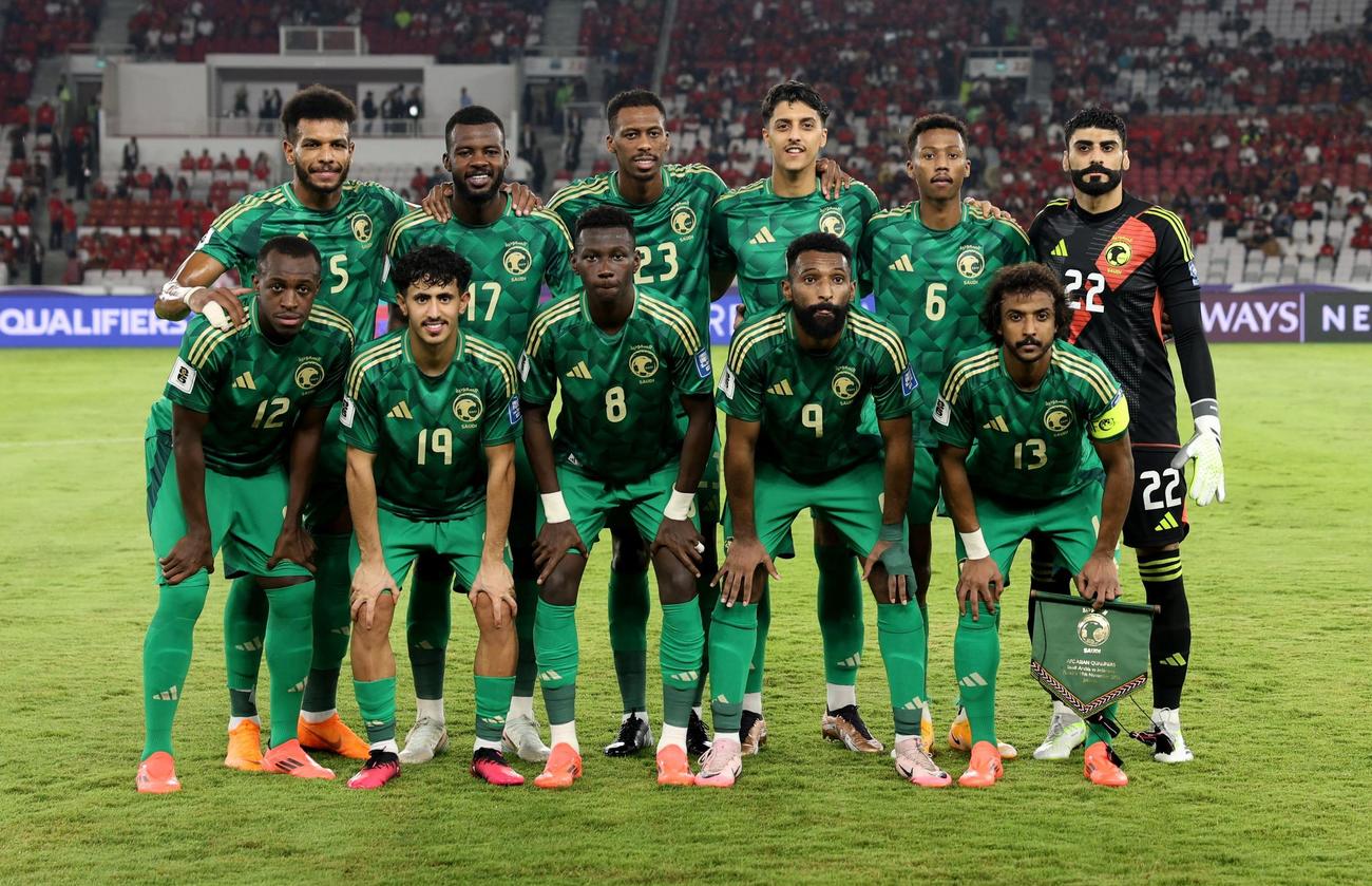 インドネシア対サウジアラビア　試合前に記念撮影するサウジアラビアの選手たち（ロイター）