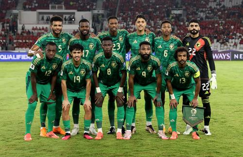 インドネシア対サウジアラビア　試合前に記念撮影するサウジアラビアの選手たち（ロイター）