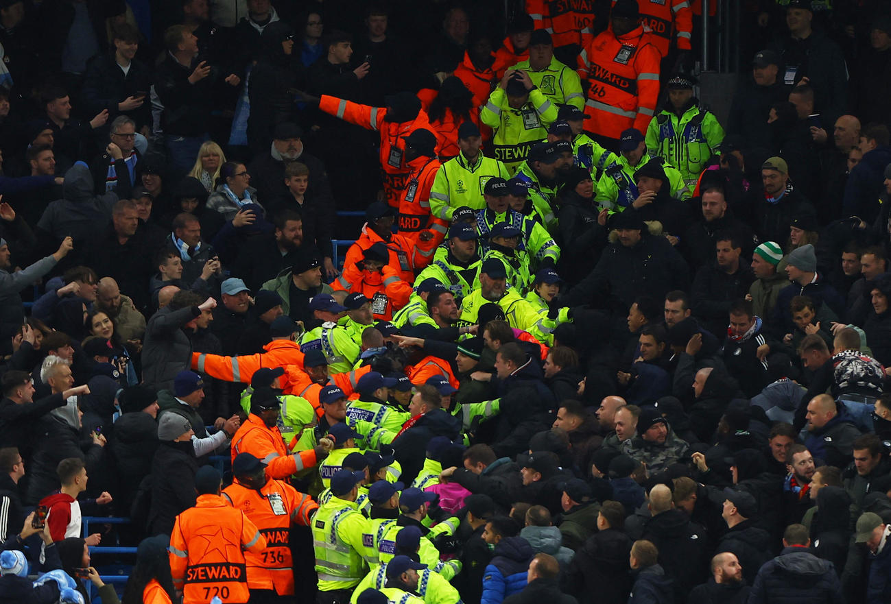 マンチェスター・シティーとフェイエノールトのサポーターが衝突（ロイター）