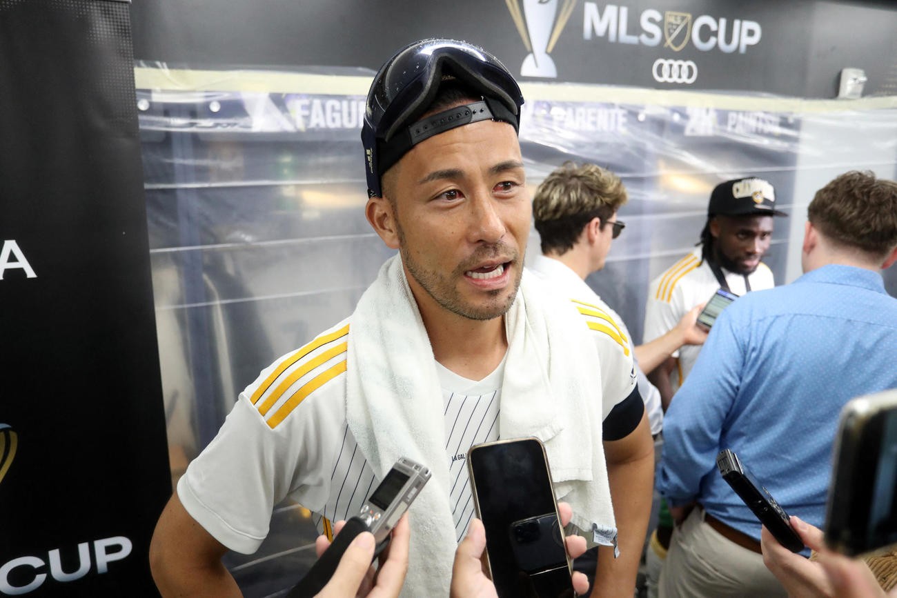 2024年のMLSカップ優勝後、ロッカールームでインタビューを受ける吉田麻也（ロイター)