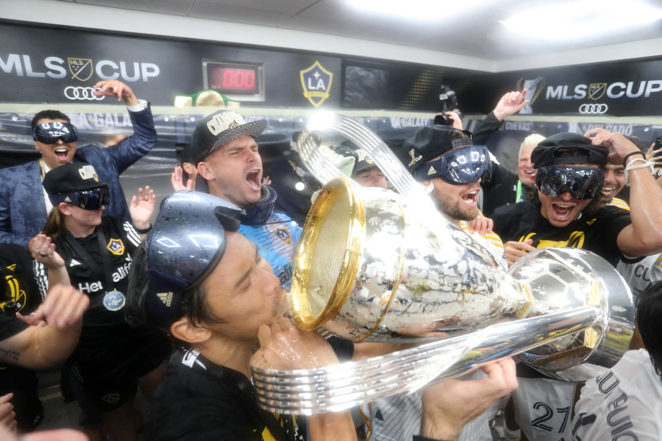 MLSカップ優勝を祝うロサンゼルス・ギャラクシー山根（Kishi Mio-Imagn Images＝ロイター）