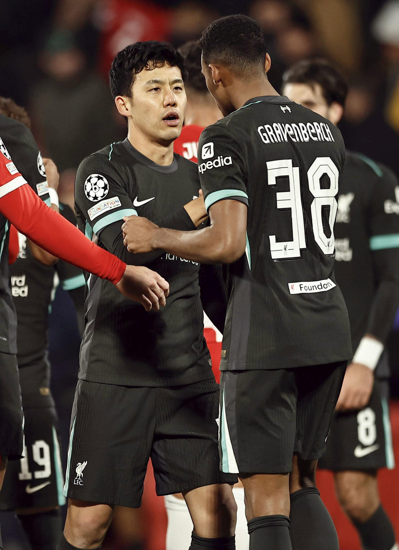 ジローナに勝利し、喜ぶリバプールの遠藤（左）（共同）