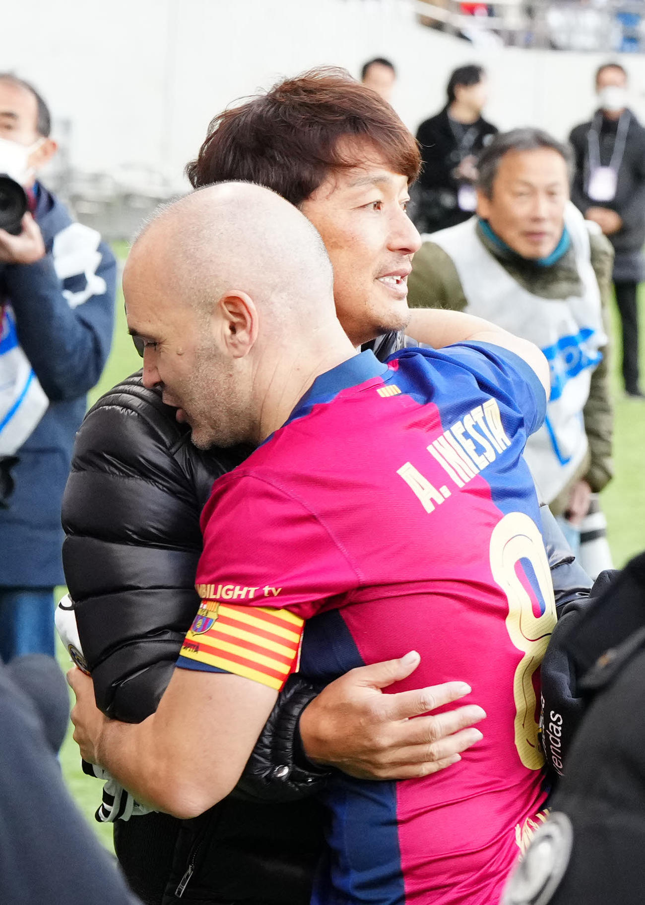 バルセロナ・レジェンズ対レアル・マドリード・レジェンズ　試合後、あいさつを交わすイニエスタ（右）と三浦淳寛氏（撮影・江口和貴）