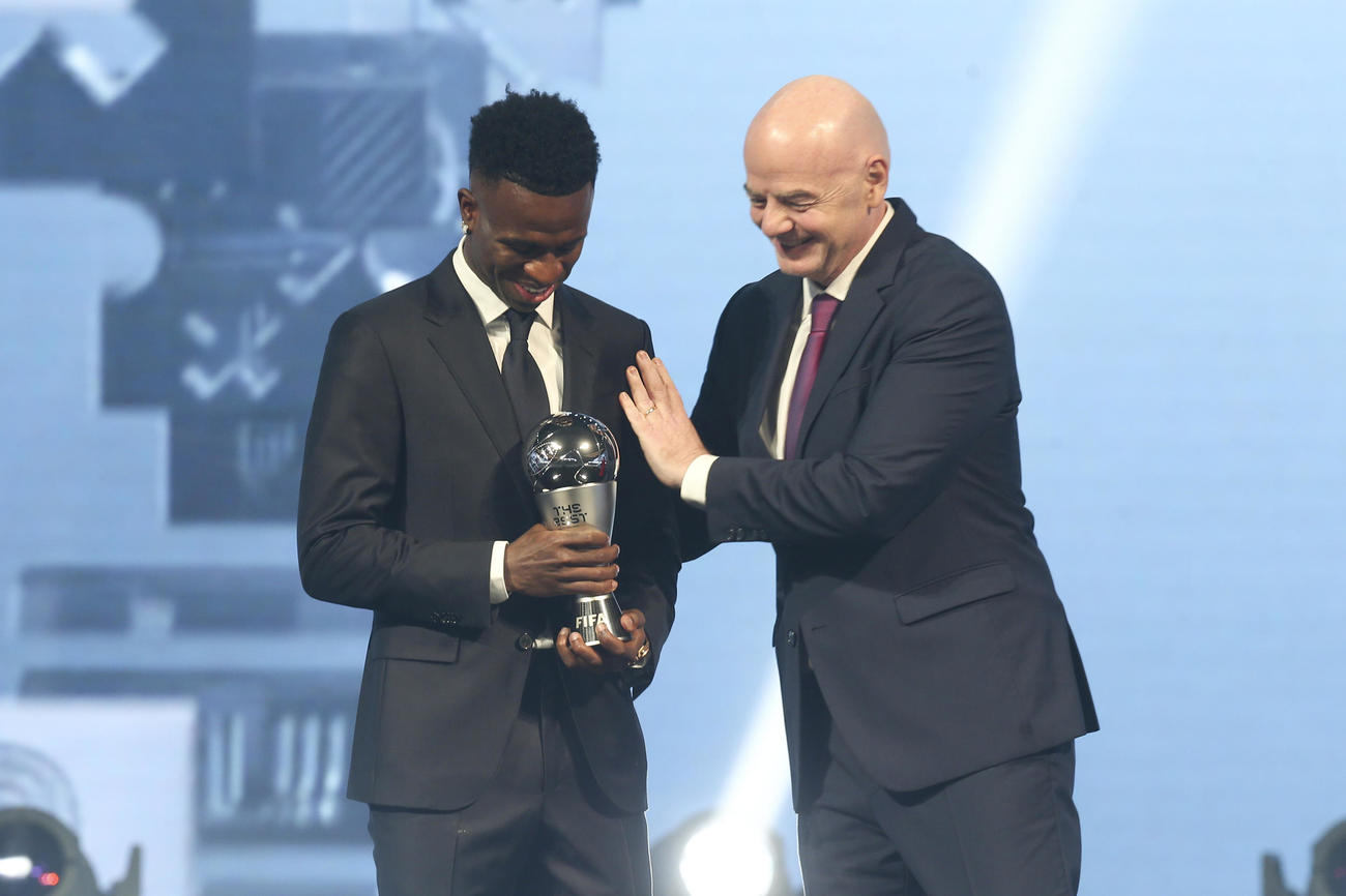 ザ・ベストFIFAフットボールアウォーズで男子の最優秀選手賞を受賞し、FIFAインファンティーノ会長からトロフィーを受け取るレアル・マドリードのビニシウス（左）（AP）