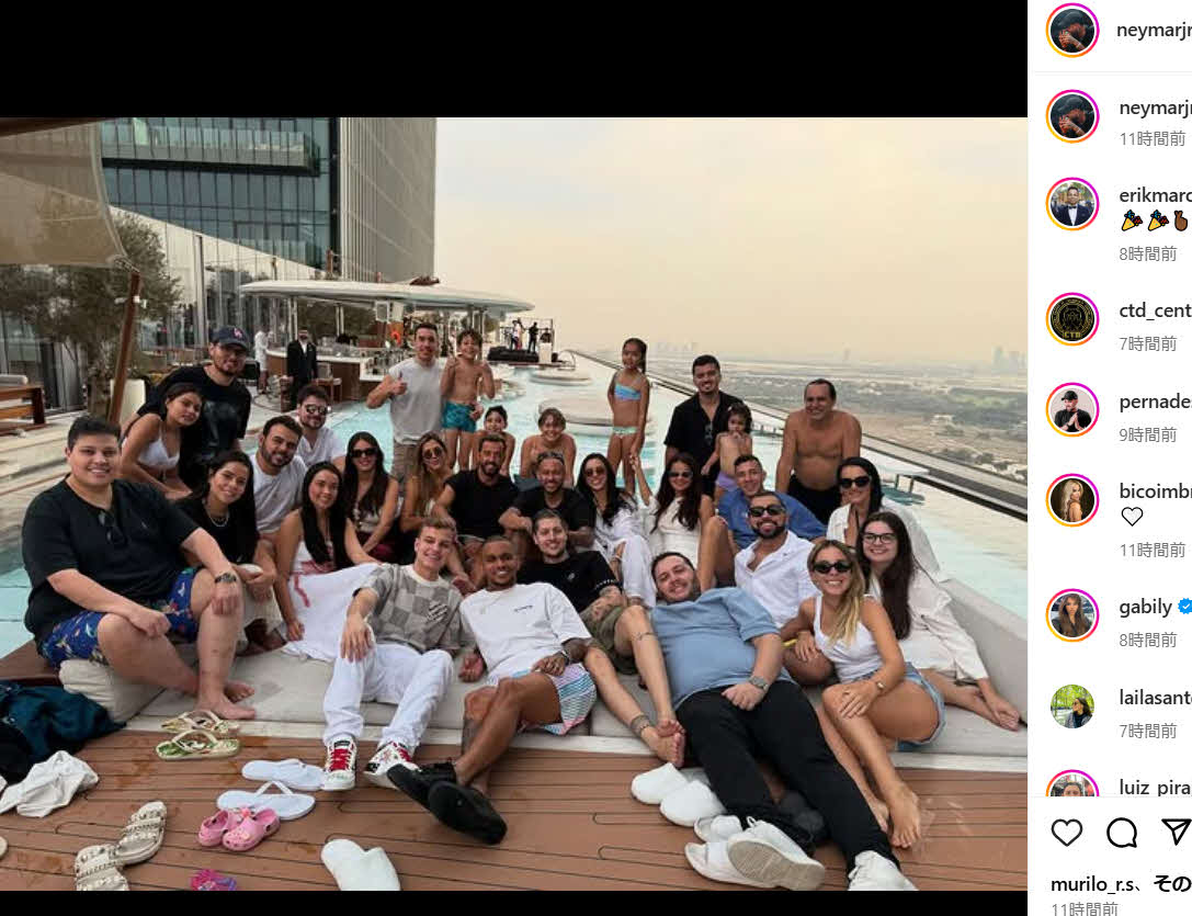 ネイマールは仲間たちとプールサイドで年越しした（インスタグラムから）