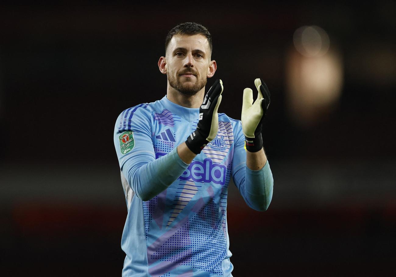 サポーターに拍手を送るニューカッスルのGKマルティン・ドゥブラフカ（ロイター）