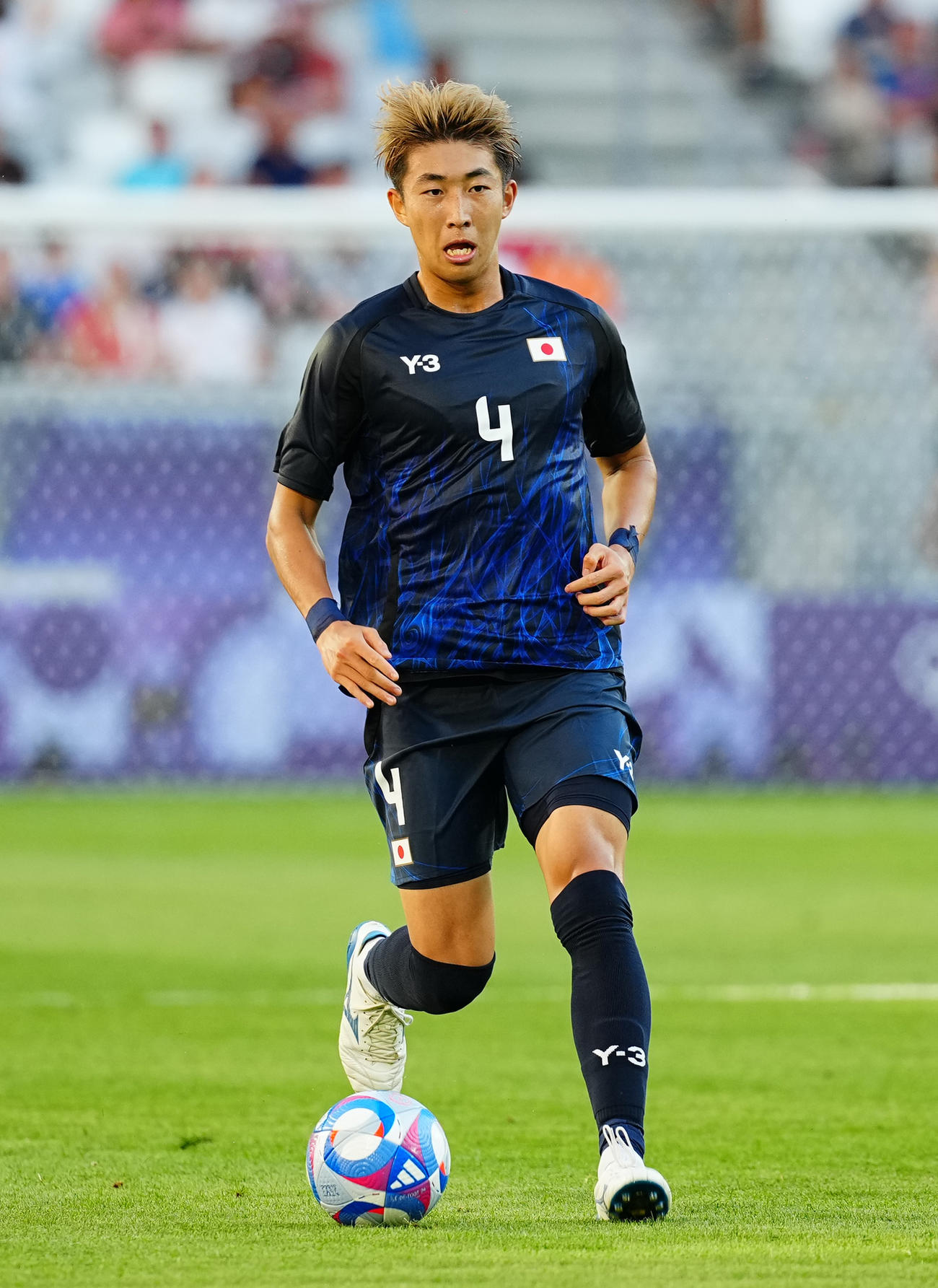 パリ五輪サッカー男子1次リーグD組　パラグアイ戦でプレーする関根大輝（2024年7月撮影）