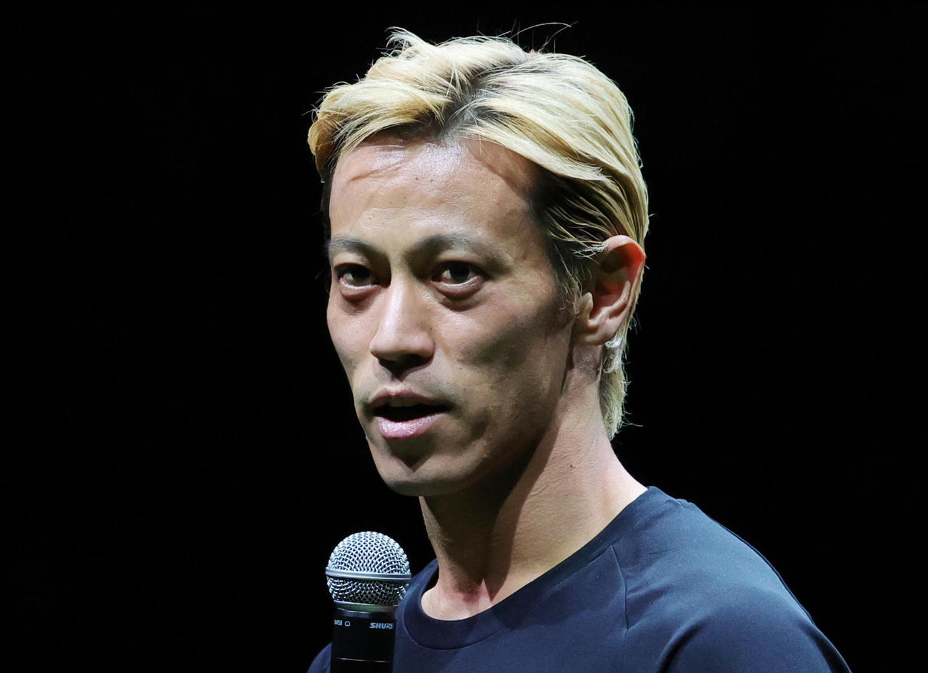 24年12月26日、千葉県内で開催されたイベントの最後にあいさつする本田圭佑