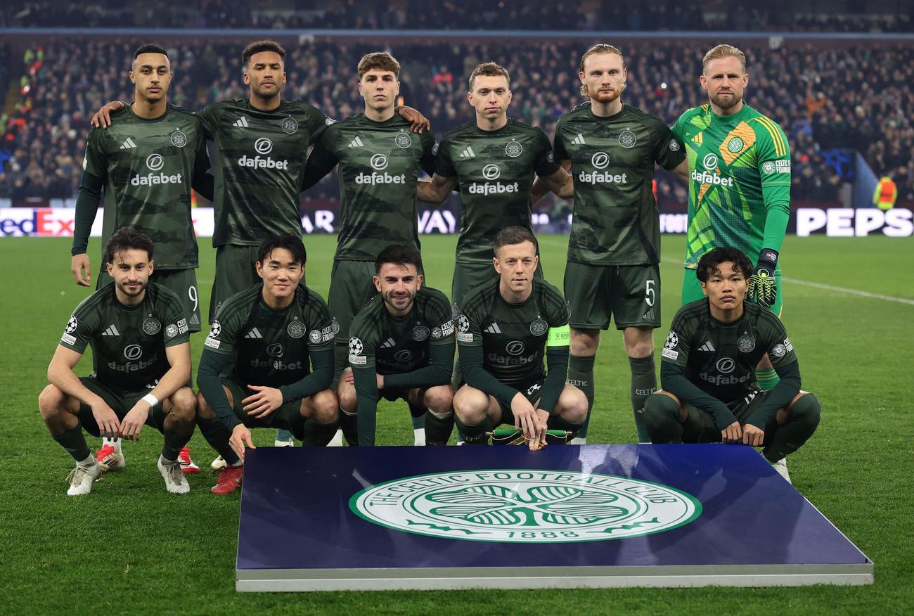 アストンビラ対セルティック　試合前の記念撮影に収まるセルティック旗手怜央（前列右端）（ロイター）