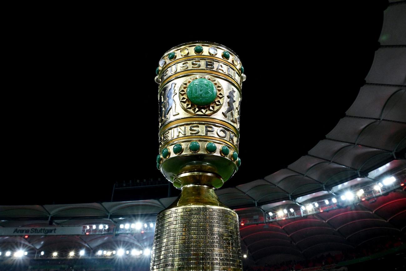 スタジアム内に展示されているDFBカップ（2025年2月4日、ロイター）
