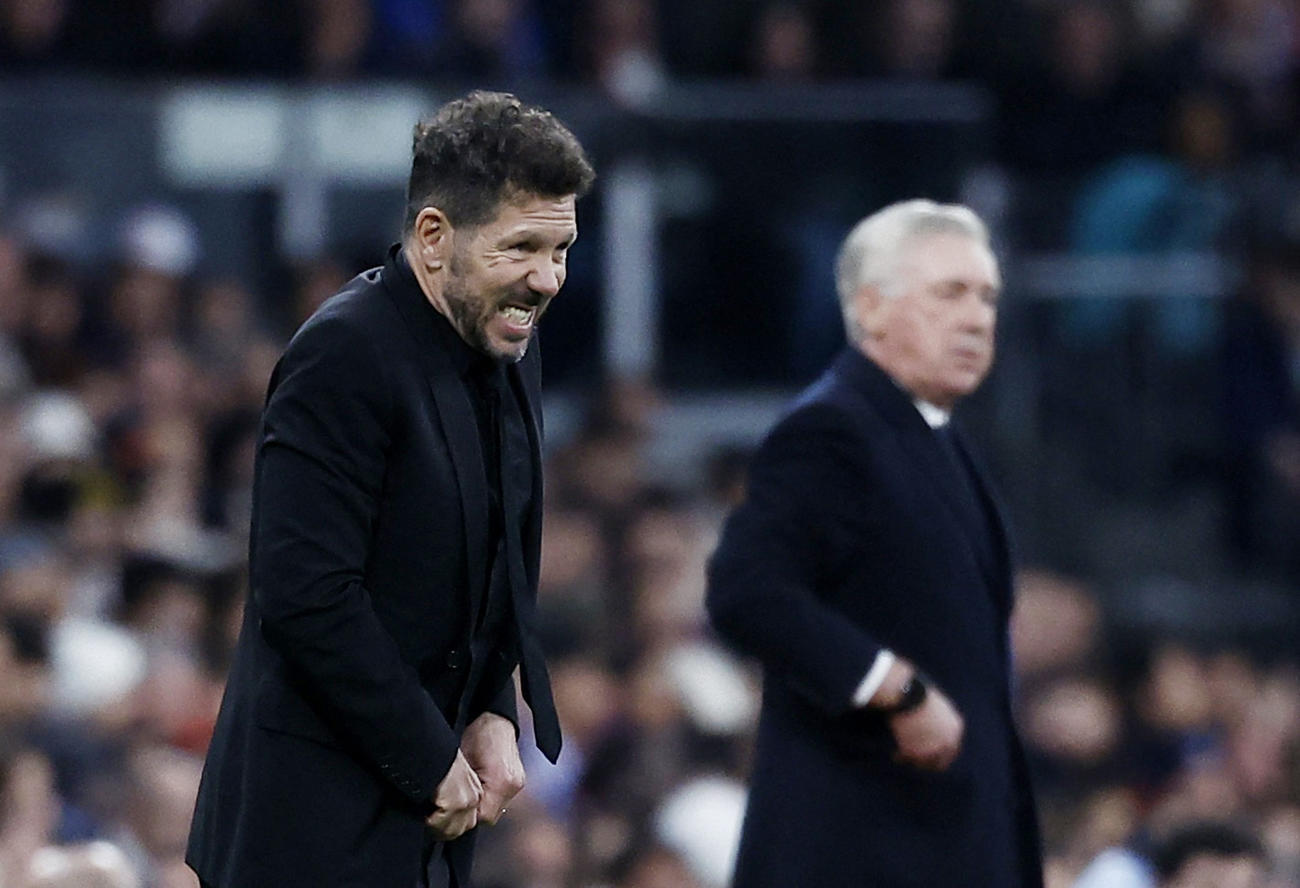 アトレティコ・マドリードのシメオネ監督（左）とレアル・マドリードのアンチェロッティ監督（ロイター）