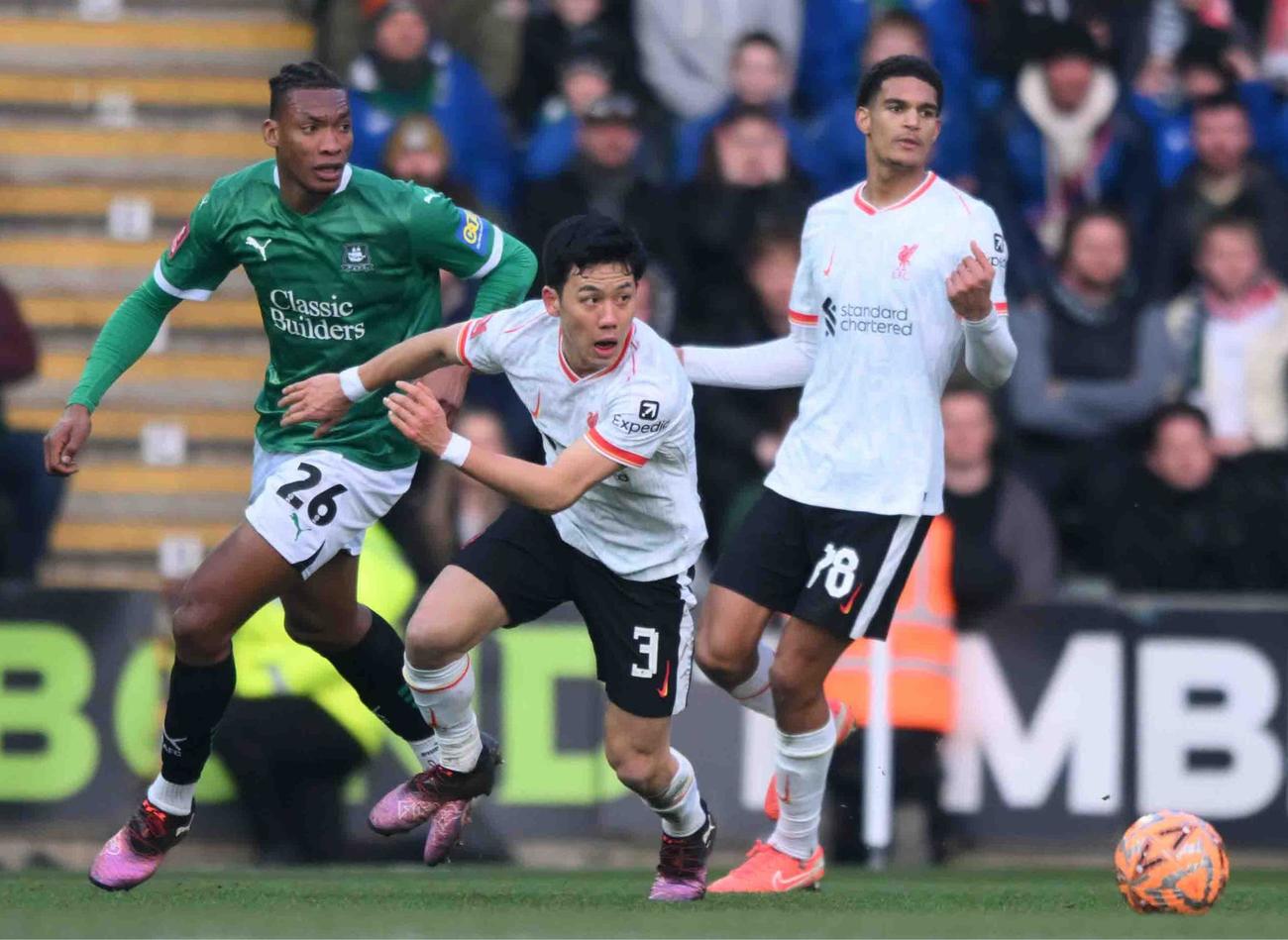 プリマス戦でプレーするリバプールの遠藤（中央）（共同）