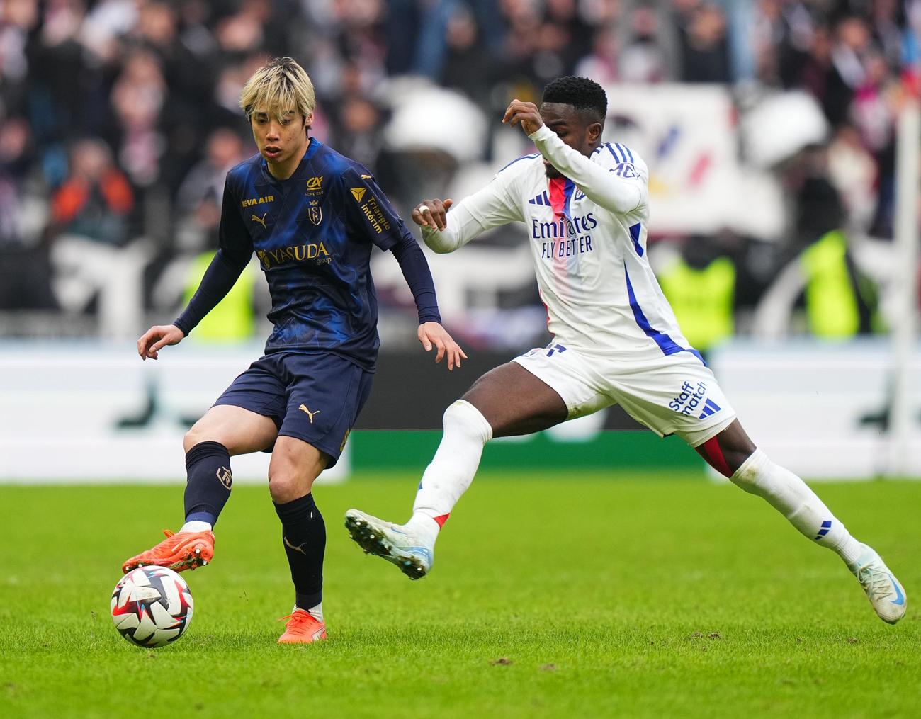 リヨン戦でパスを出すスタッド・ランスの伊東（左）＝リヨン（共同）