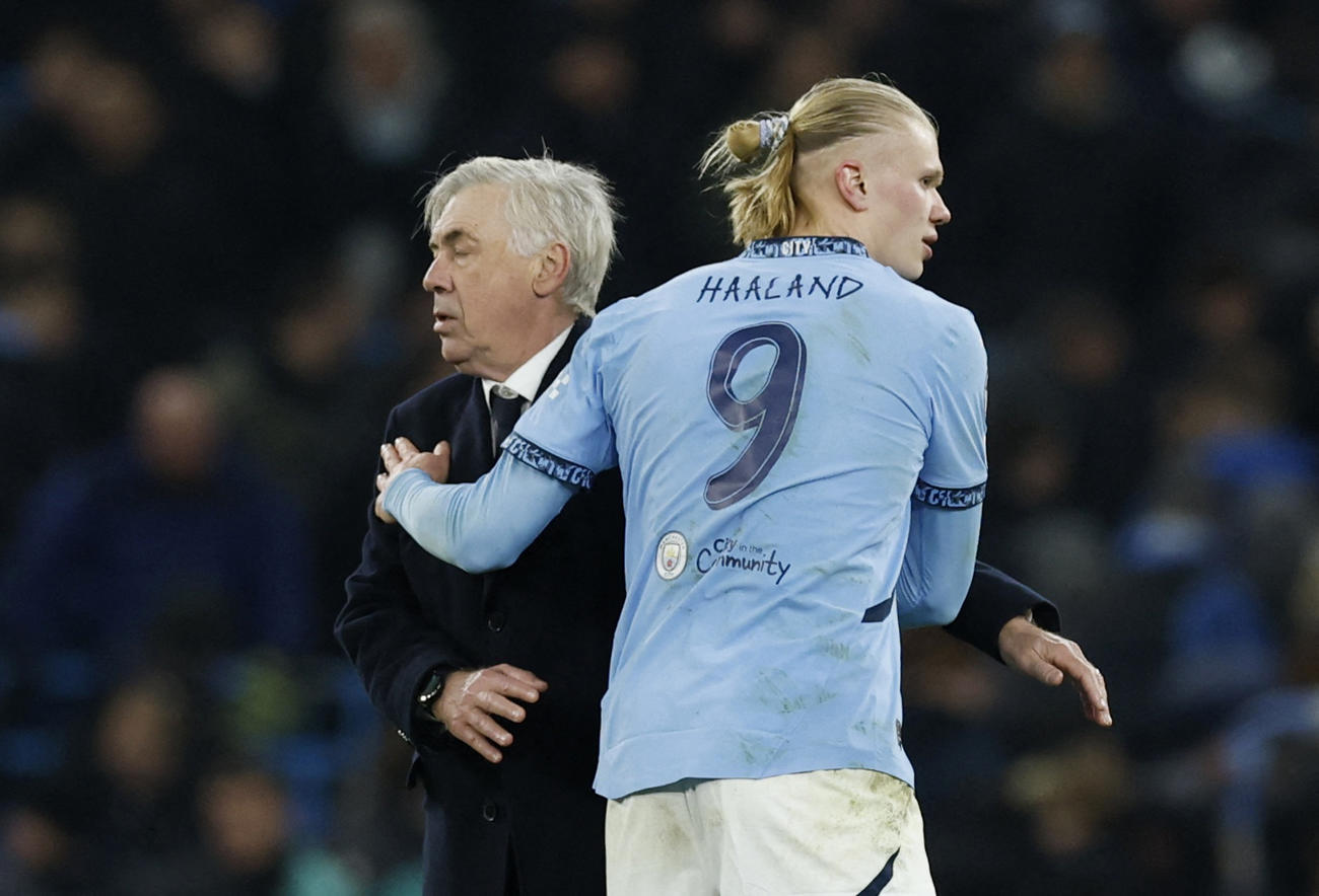 試合後にレアル・マドリードのアンチェロッティ監督とあいさつする、マンチェスター・シティーのハーランド（ロイター）