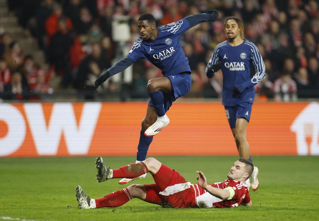 シュートを決めるパリ・サンジェルマンのデンベレ（ロイター）