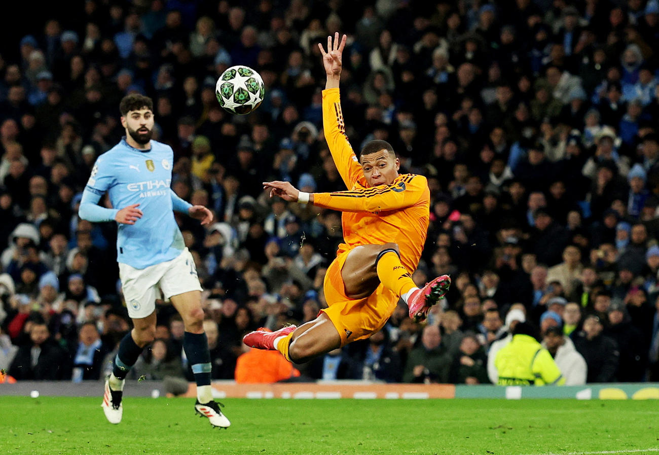 先制点を決めるエムバペ（ロイター）