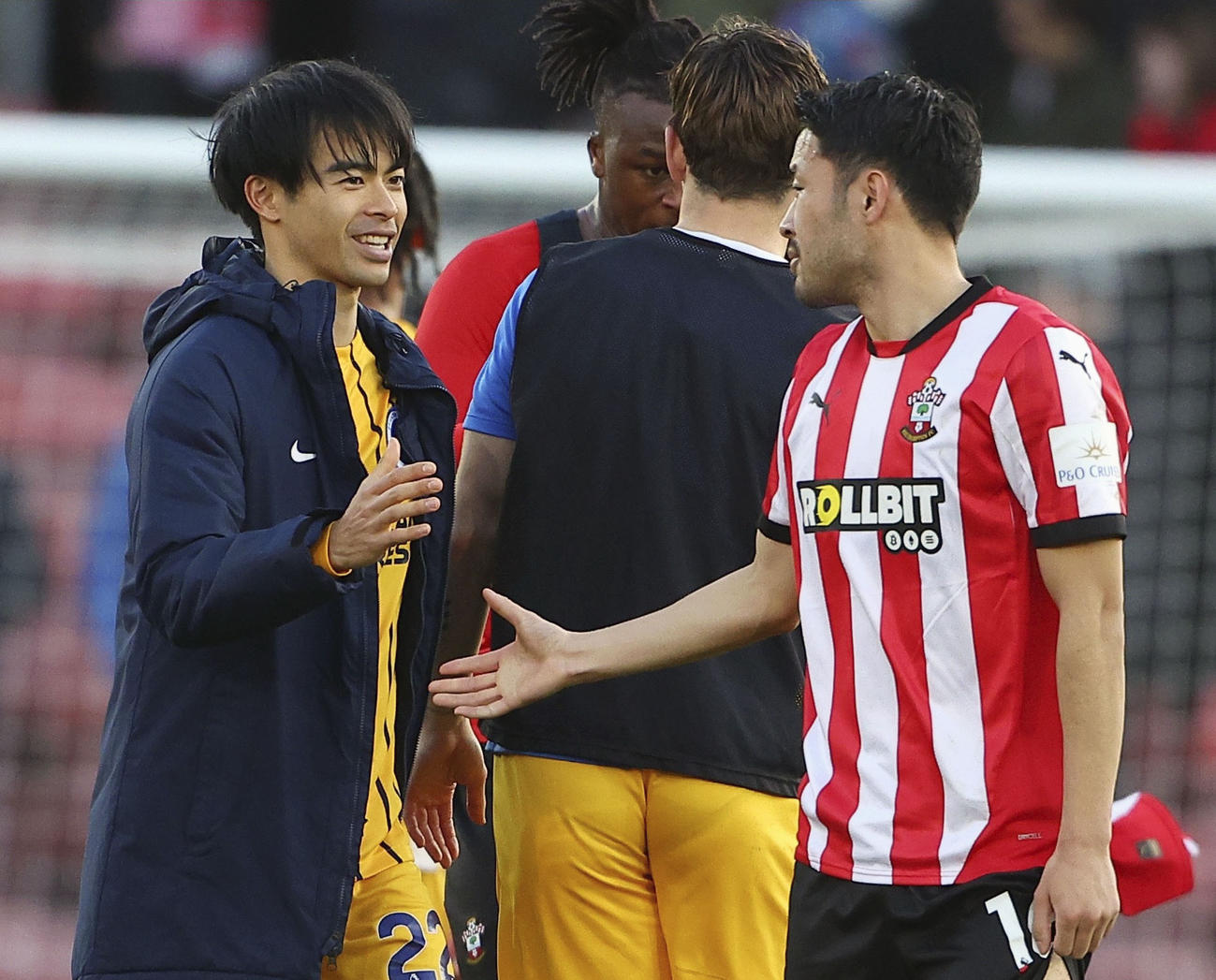 試合を終え、サウサンプトンの菅原（右）と話すブライトンの三笘（共同）