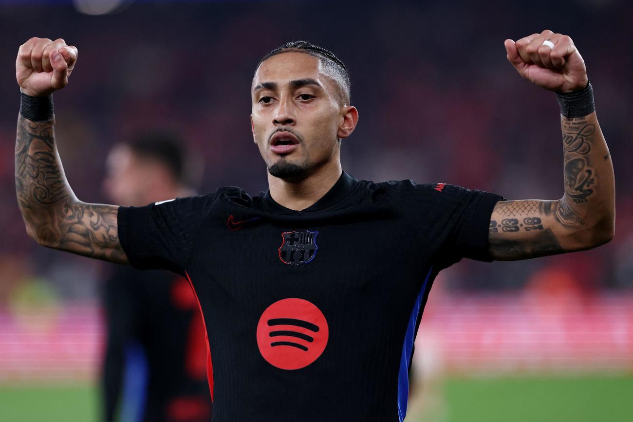 ベンフィカ戦で先制ゴールを決め、喜ぶバルセロナのラフィーニャ（２０２５年３月５日、ロイター）
