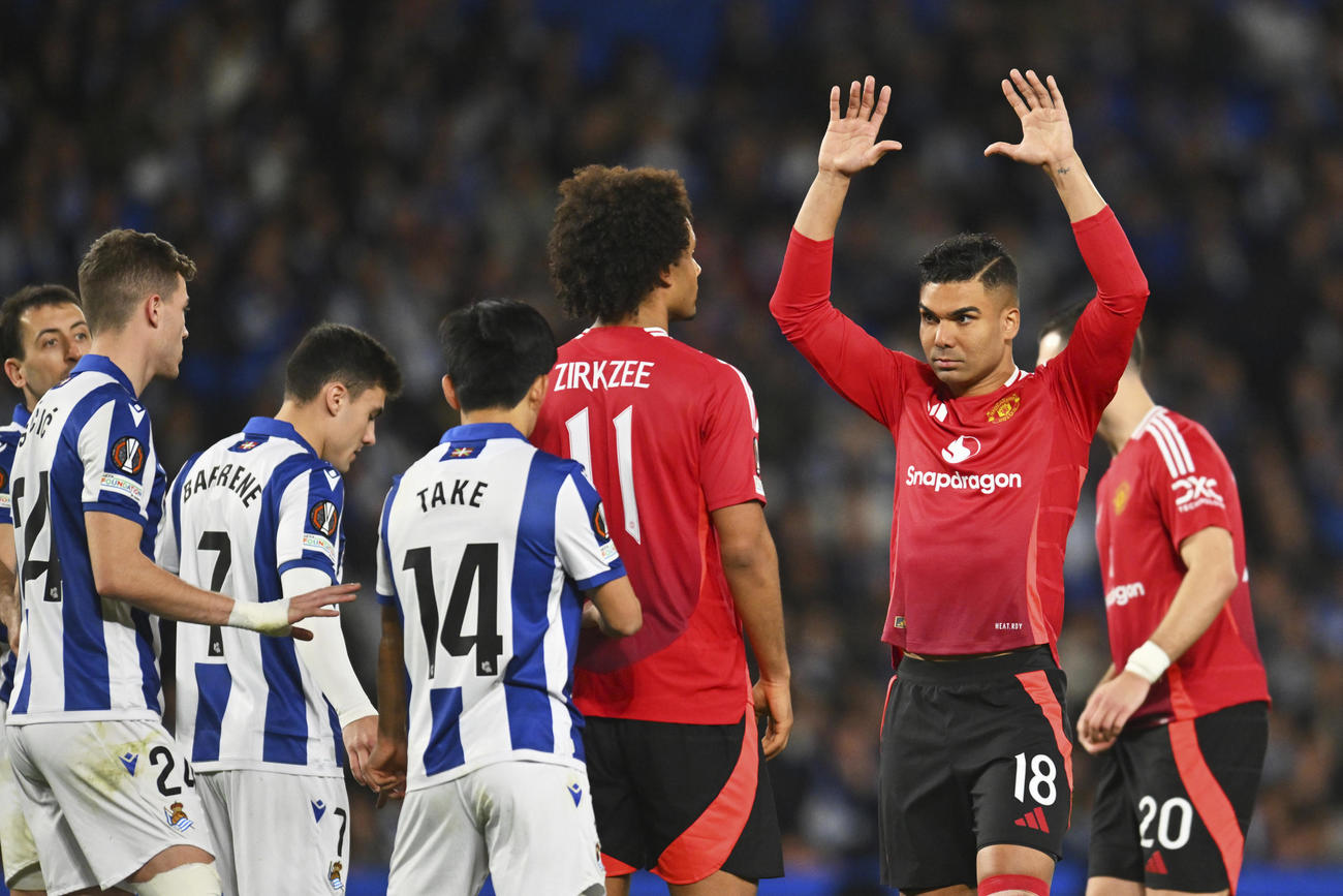 試合中のマンチェスター・ユナイテッドのカゼミロ（右）。左から３人目はレアル・ソシエダード久保建英（２０２５年３月６日、ＡＰ）